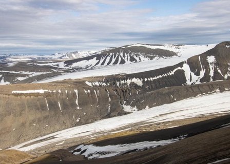Arktische Berglandschaft in Spitzbergen