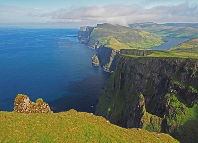 Bedingungen und Szenarien für Färöer und Island Reisen 2022 - Wandern auf den Färöer-Inseln