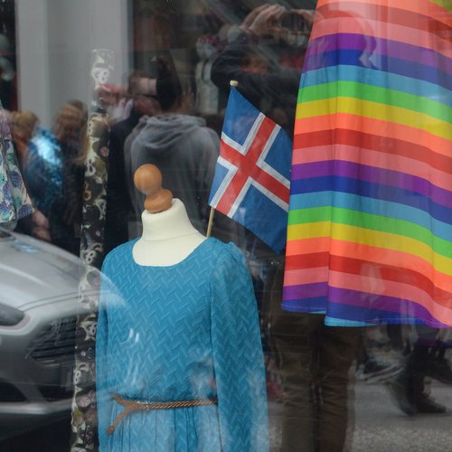Flagge im Schaufenster - Island