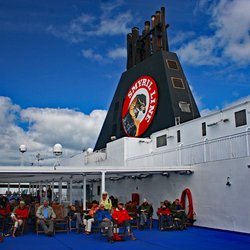 Mit der Fähre nach Island reisen - Menschen in Liegestühlen an Deck der Smyril-Line-Fähre MS Norröna