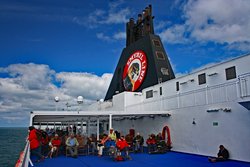 Mit der Fähre nach Island reisen - Menschen in Liegestühlen an Deck der Smyril-Line-Fähre MS Norröna