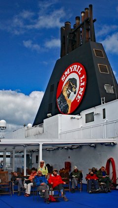 Mit der Fähre nach Island reisen - Menschen in Liegestühlen an Deck der Smyril-Line-Fähre MS Norröna