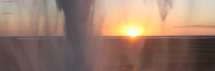 Island - Sonne am Horizont hinter dem Wasserfall Seljalandsfoss