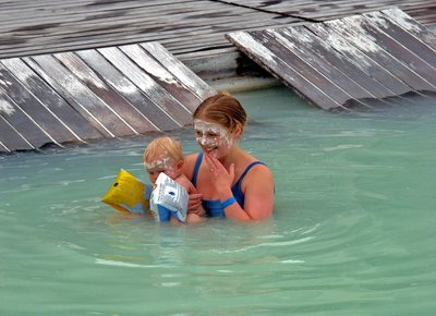 Reisetipps für Island Reisen - Isländerin mit Kind beim Baden