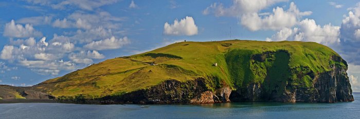 Island-Reisebausteine für Papageitaucher - Die grüne Halbinsel Stórhöfði auf Vestmannaeyjar