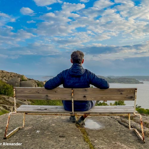 Mit Ausblick von einer Bank auf die Schäreninseln an Schwedens Küste