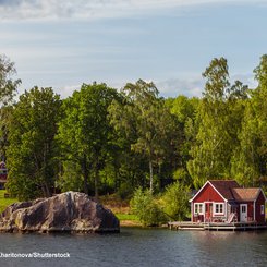 typisches rotes Haus in Schweden an einem See