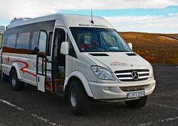 Günstige Islandreisen mit Linienbussen - Kleiner geländegängiger Bus