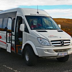 Günstige Islandreisen mit Linienbussen - Kleiner geländegängiger Bus